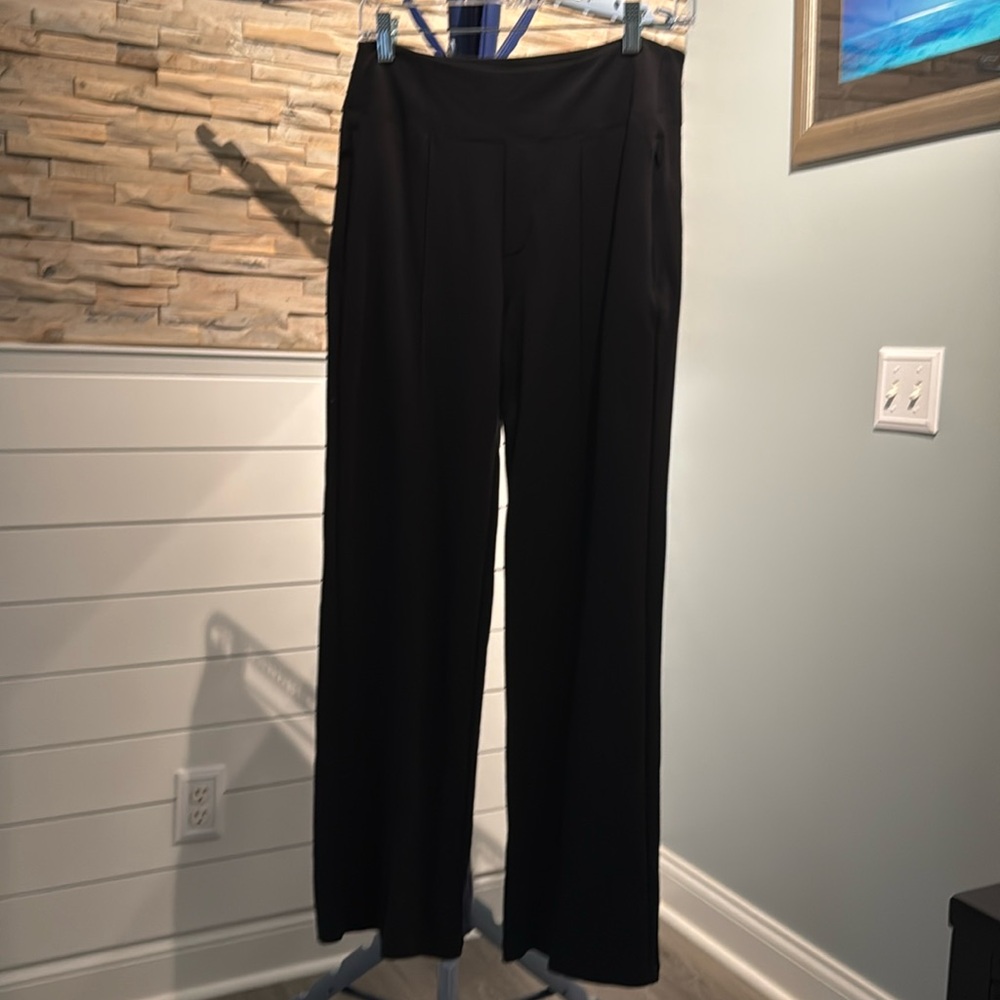 Athleta pleated straight-leg black pants with zippers side pockets. Size 10.